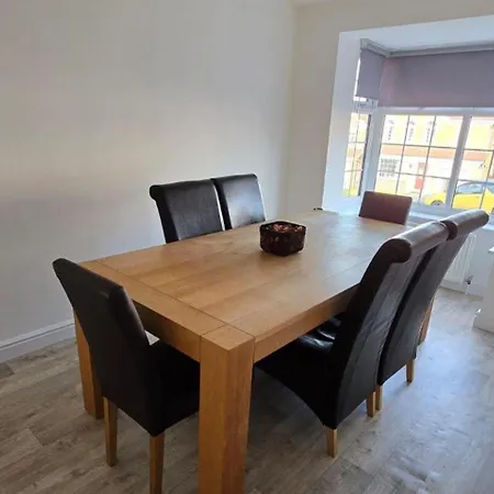 Spacious - Sleeps 7 Garden & Parking Holiday home