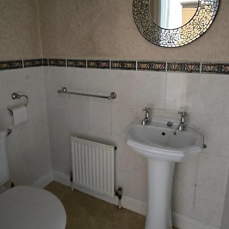 Spacious - Sleeps 7 Garden & Parking *