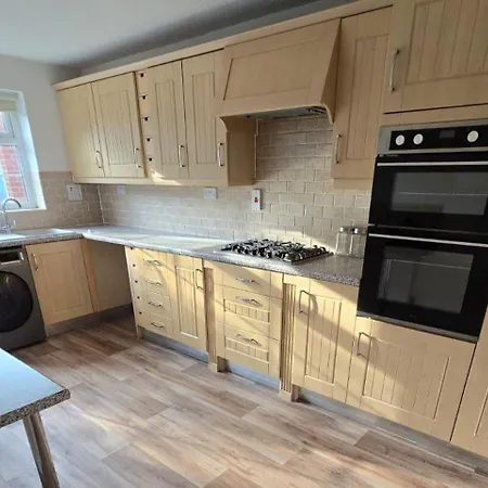 Spacious - Sleeps 7 Garden & Parking Holiday home