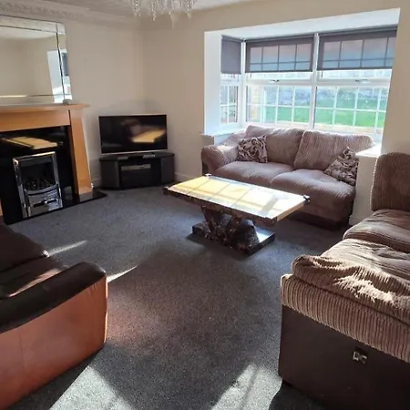 Spacious - Sleeps 7 Garden & Parking Holiday home Sheffield