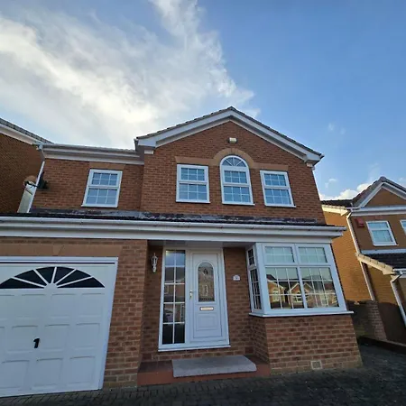Spacious - Sleeps 7 Garden & Parking Holiday home