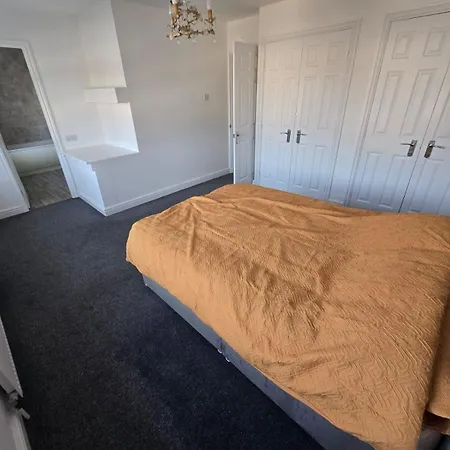 Holiday home Spacious - Sleeps 7 Garden & Parking