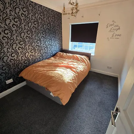 Spacious - Sleeps 7 Garden & Parking Holiday home